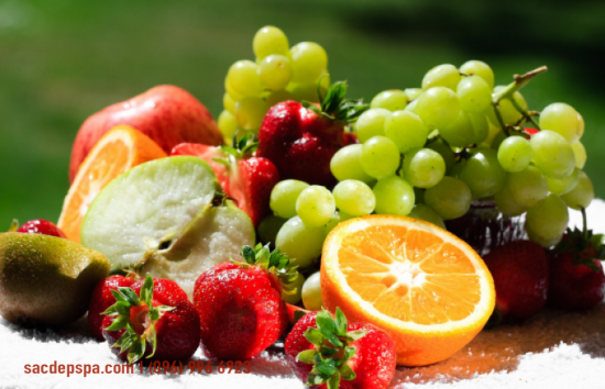 Bổ sung nhiều rau xanh, hoa quả và nước lọc sẽ giúp hạn chế mụn tuổi dậy thì